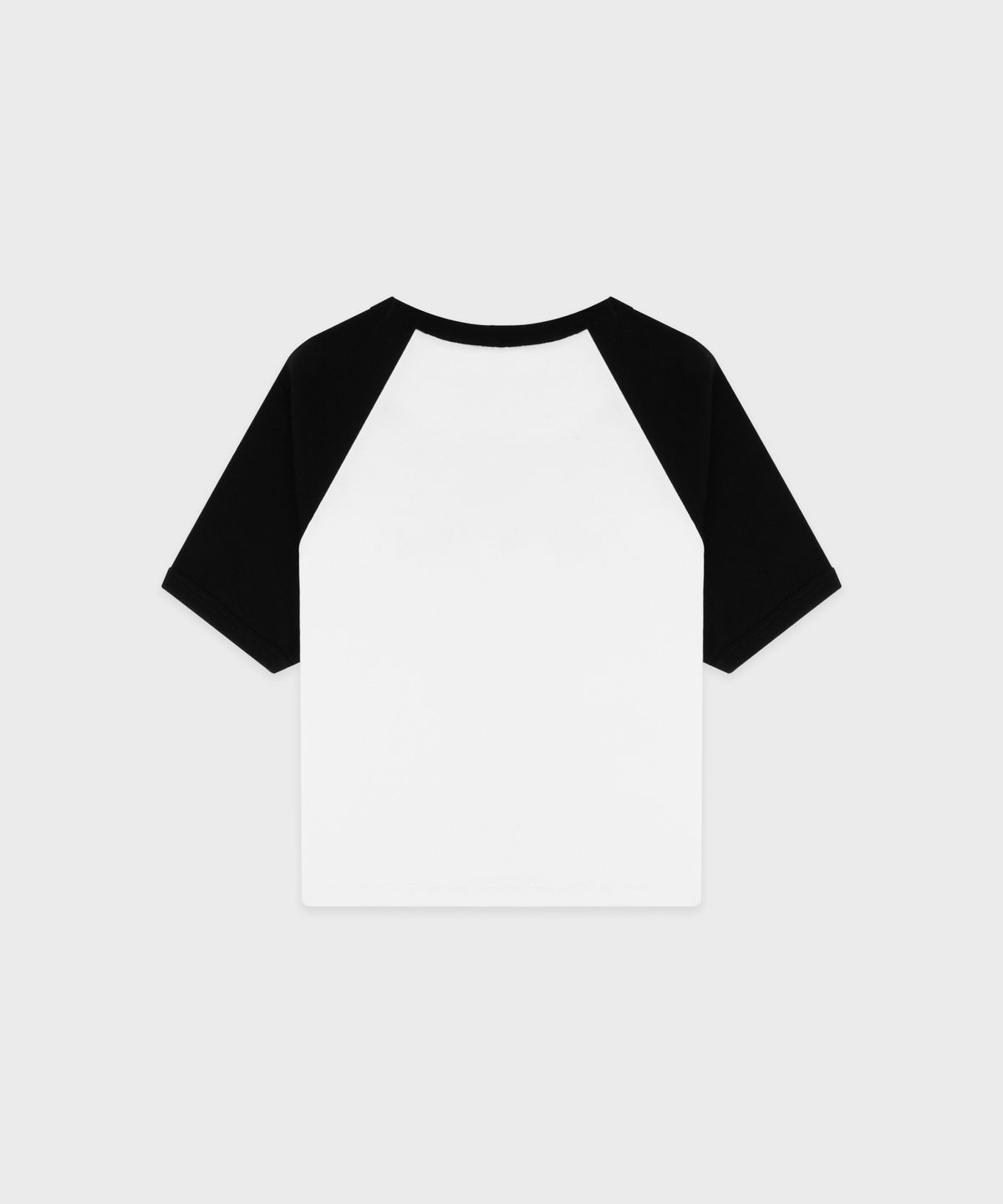 스포티앤리치(SPORTY&RICH) 시그니처 로고 베이비 베이스볼 티셔츠 - 화이트/블랙 R263AWT010