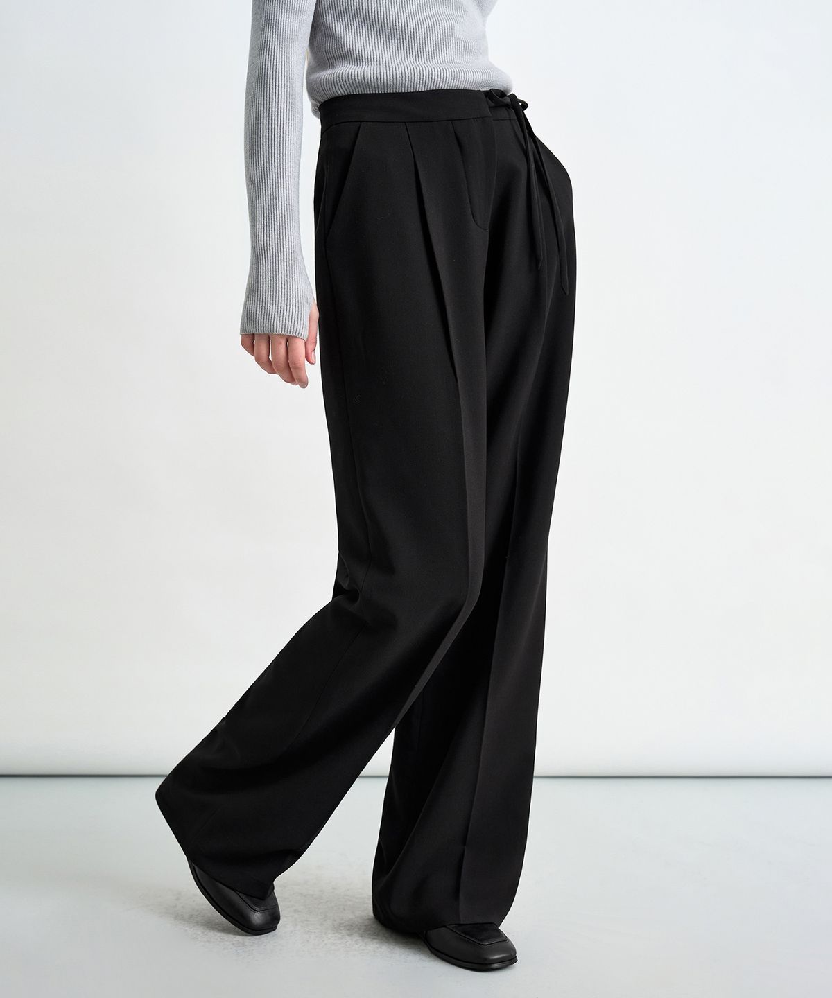 커스텀어클락 우먼(COSTUMEOCLOCK WOMAN) 스트랩 원턱 와이드 슬랙스 블랙 COWPT014BLACK