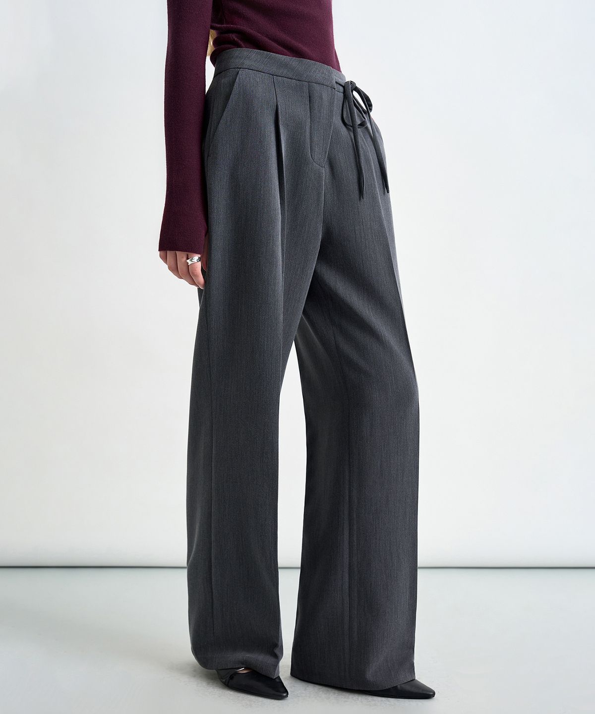 커스텀어클락 우먼(COSTUMEOCLOCK WOMAN) 스트랩 원턱 와이드 슬랙스 차콜 COWPT014CHARCOAL