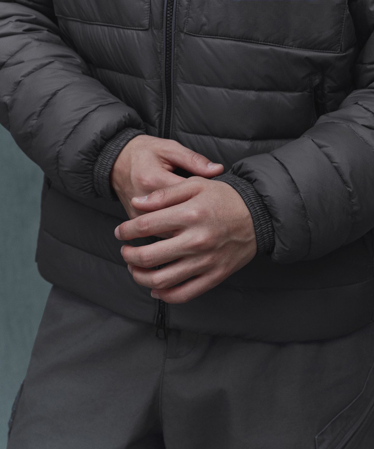 무신사 스탠다드(MUSINSA STANDARD) [알레산드로 푼제티] 아비스 후디드 라이트 다운 재킷 [그레이]