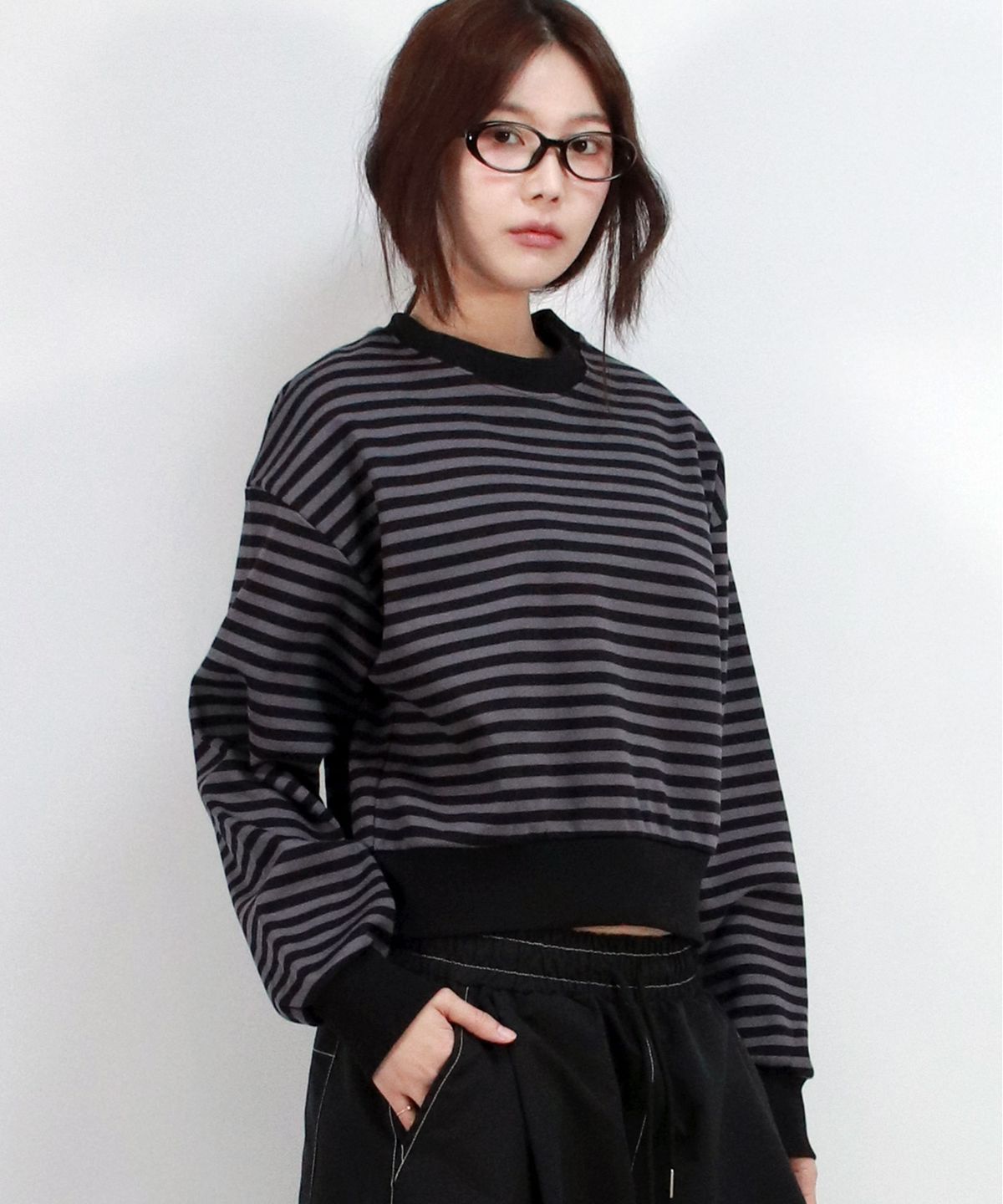 드마크(DEMARC) STRIPE CROP SWEATSHIRT -  Black