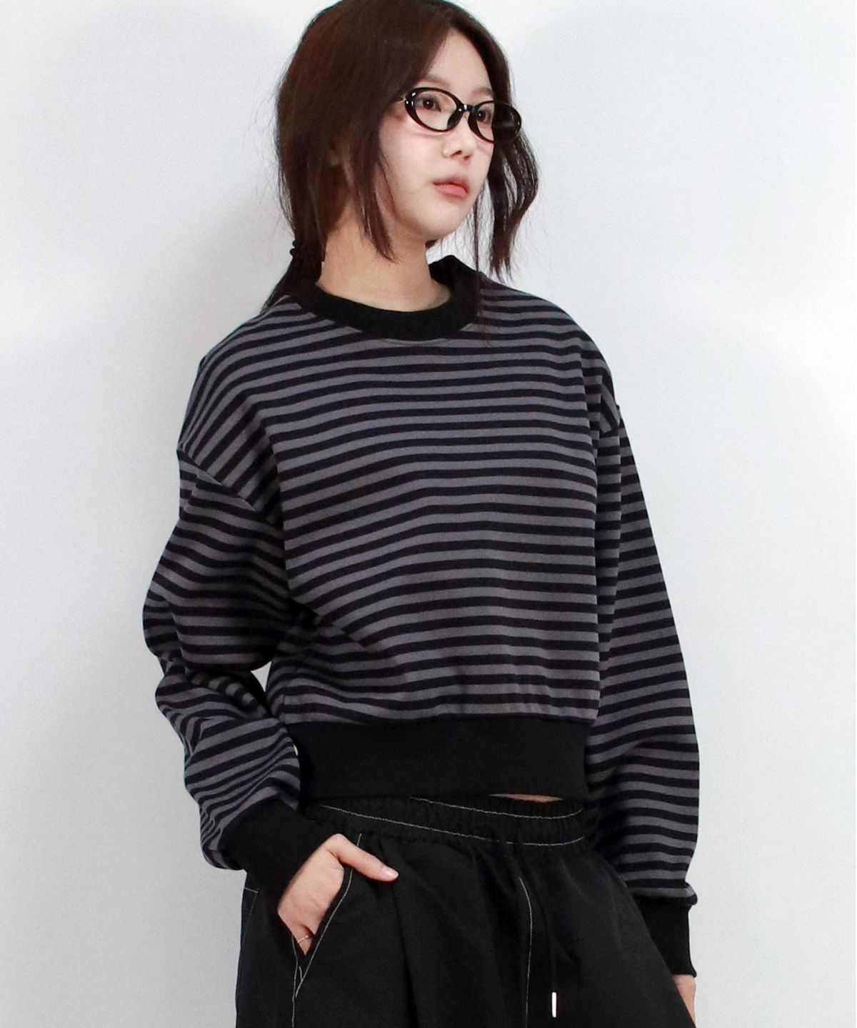 드마크(DEMARC) STRIPE CROP SWEATSHIRT -  Black