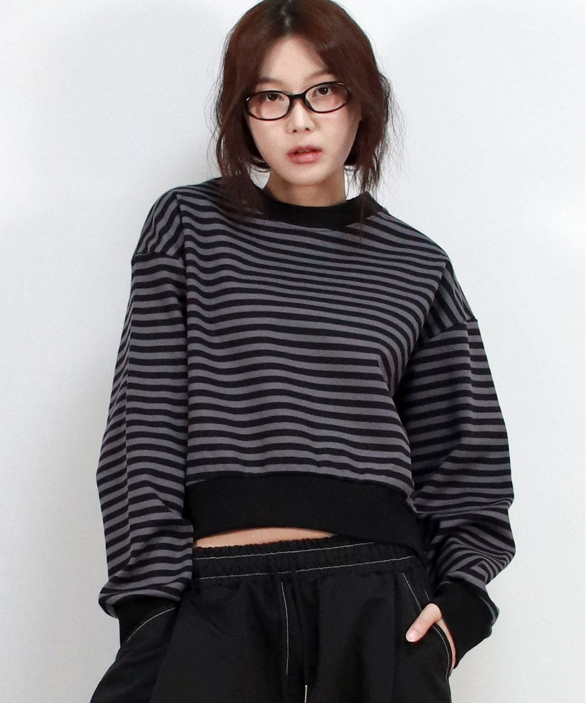 드마크(DEMARC) STRIPE CROP SWEATSHIRT -  Black