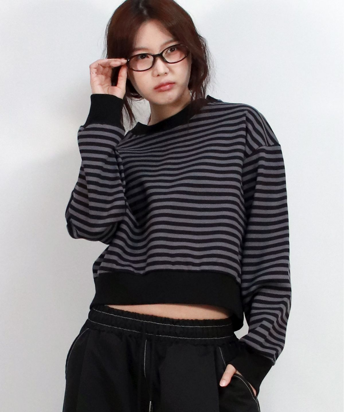 드마크(DEMARC) STRIPE CROP SWEATSHIRT -  Black