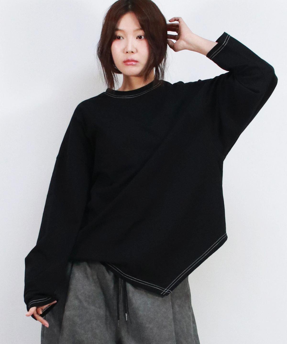 드마크(DEMARC) unbalanced medium fit stitch long-sleeved T-shirt Black