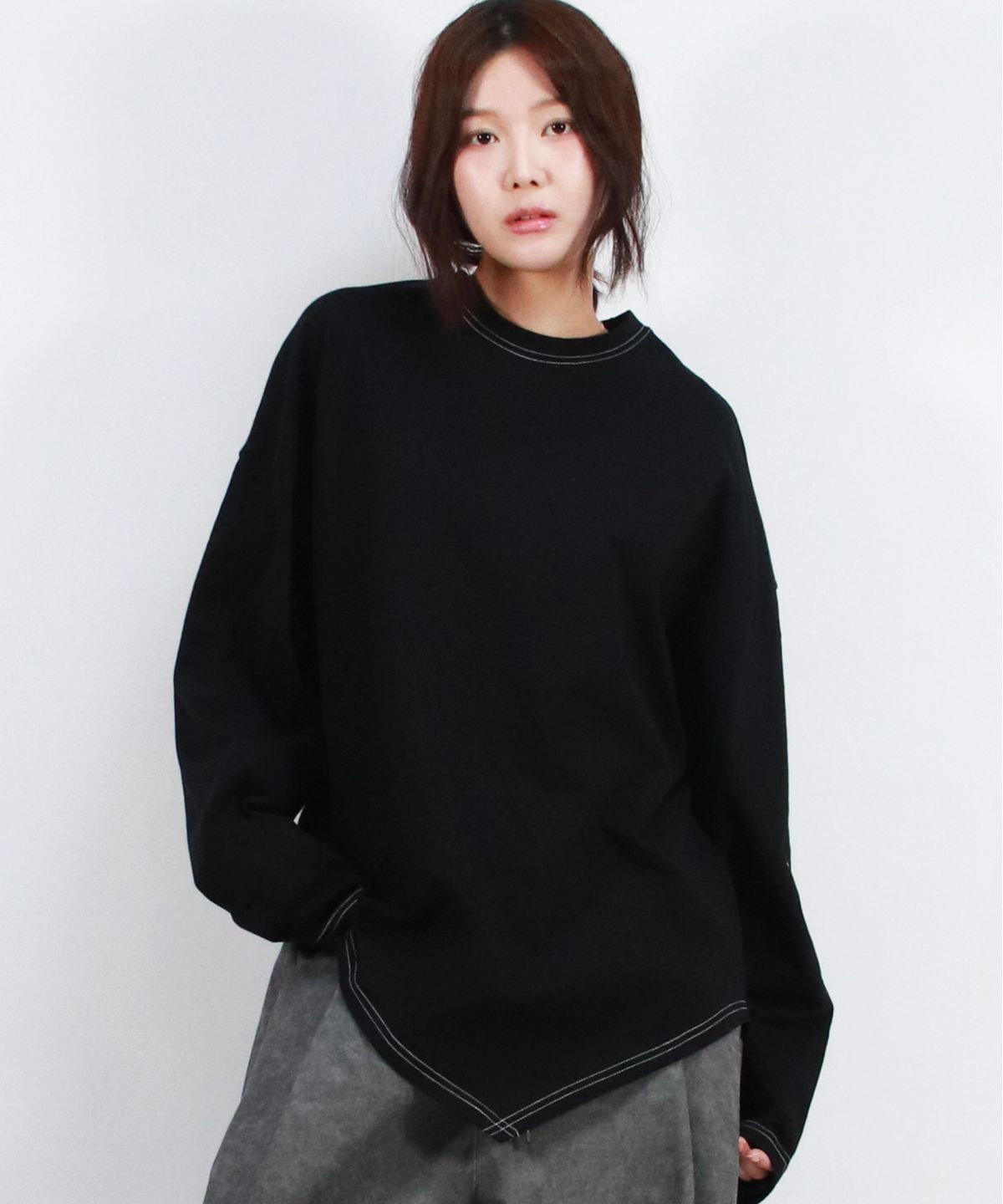 드마크(DEMARC) unbalanced medium fit stitch long-sleeved T-shirt Black