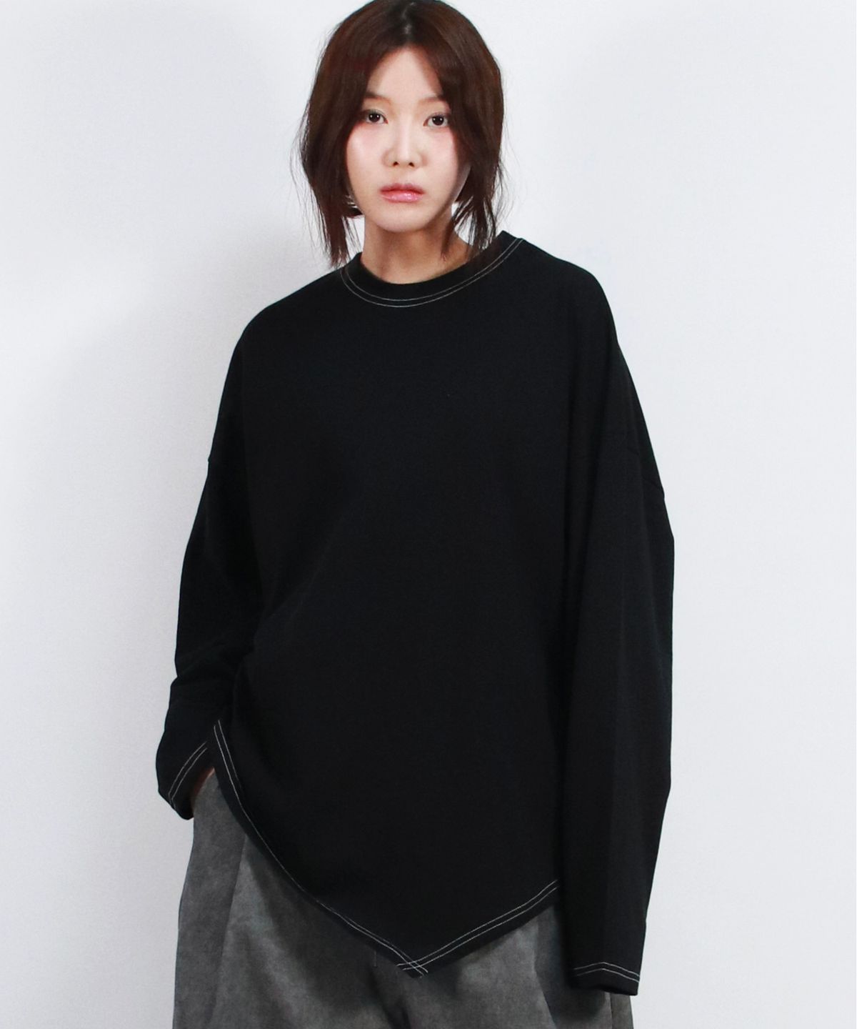 드마크(DEMARC) unbalanced medium fit stitch long-sleeved T-shirt Black