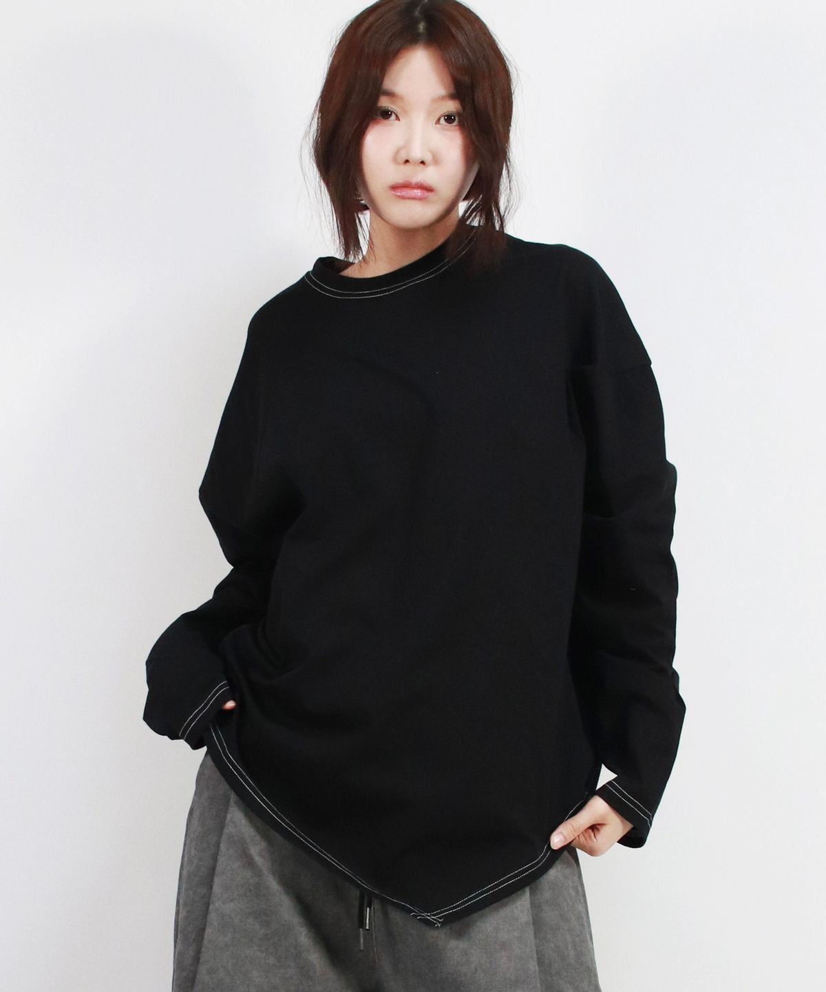 드마크(DEMARC) unbalanced medium fit stitch long-sleeved T-shirt Black