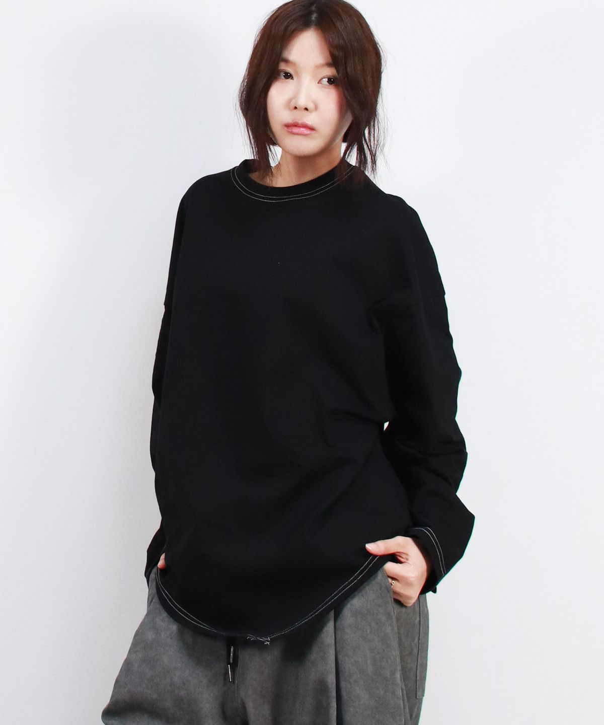 드마크(DEMARC) unbalanced medium fit stitch long-sleeved T-shirt Black