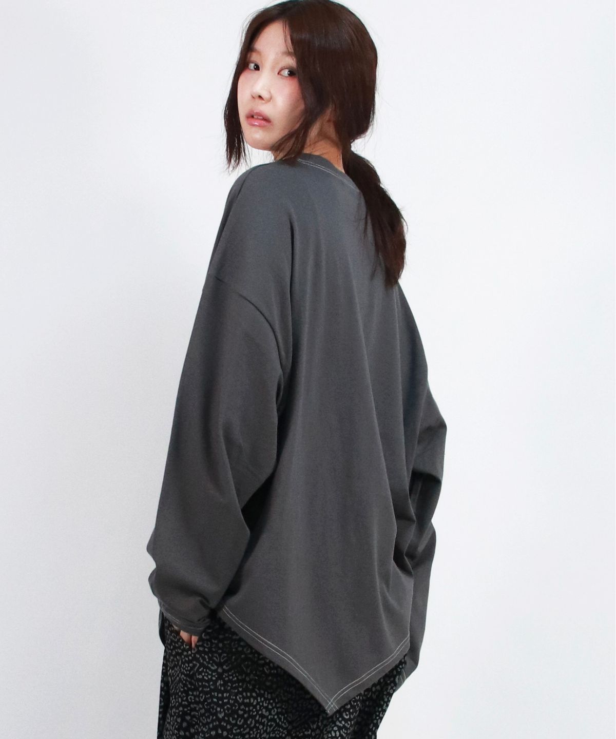 드마크(DEMARC) unbalanced medium fit stitch long-sleeved T-shirt Charcoal