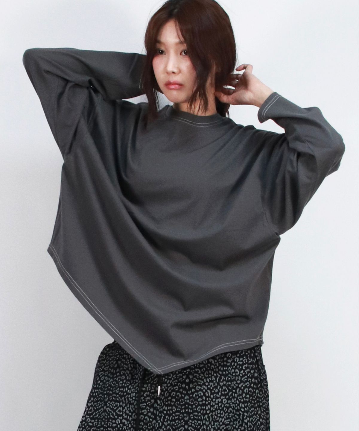드마크(DEMARC) unbalanced medium fit stitch long-sleeved T-shirt Charcoal