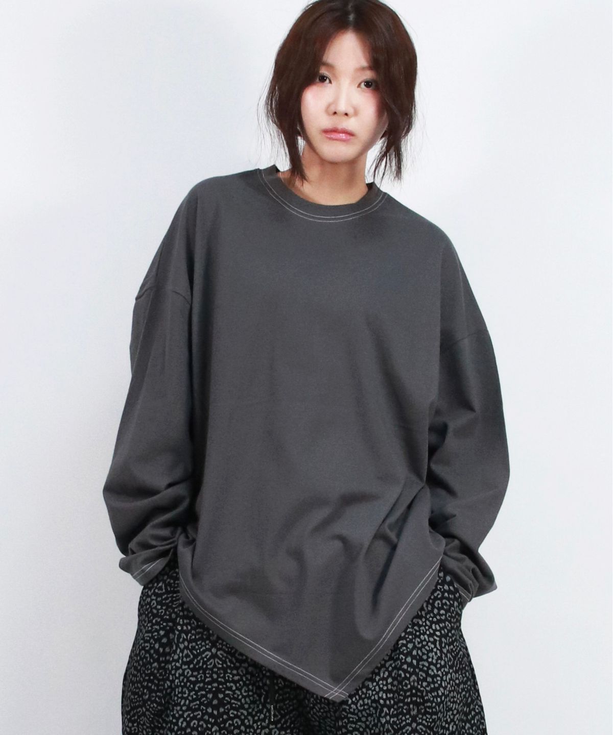 드마크(DEMARC) unbalanced medium fit stitch long-sleeved T-shirt Charcoal