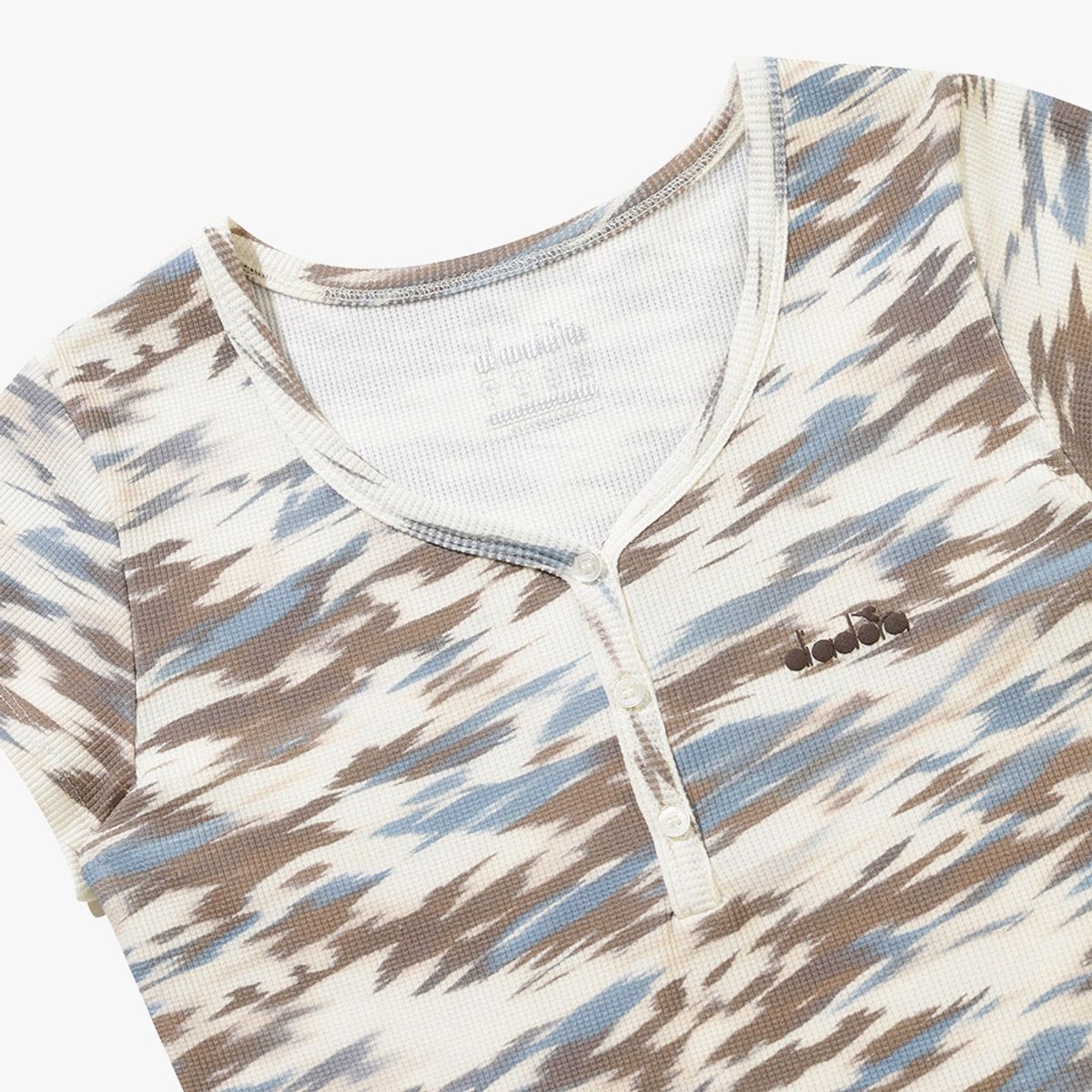 디아도라(diadora) 헨리넥 슬림 반팔 티셔츠 BROWN PATTERN