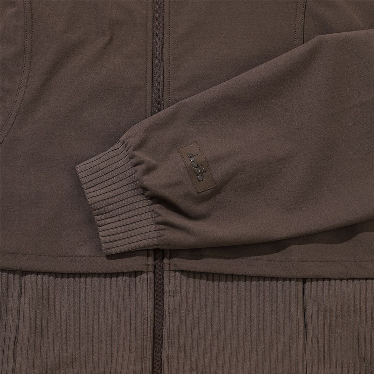 디아도라(diadora) 플로우 하이브리드 자켓 BROWN