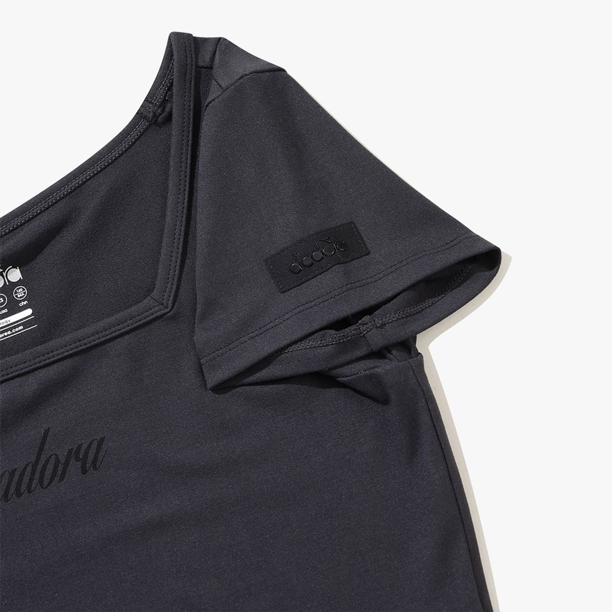 디아도라(diadora) 스퀘어넥 슬림 티셔츠 CHARCOAL GREY