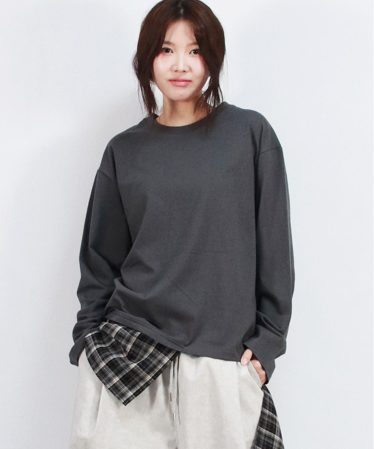 드마크(DEMARC) Layered Checkered Wrap Long Sleeve T-shirt  Charcoal