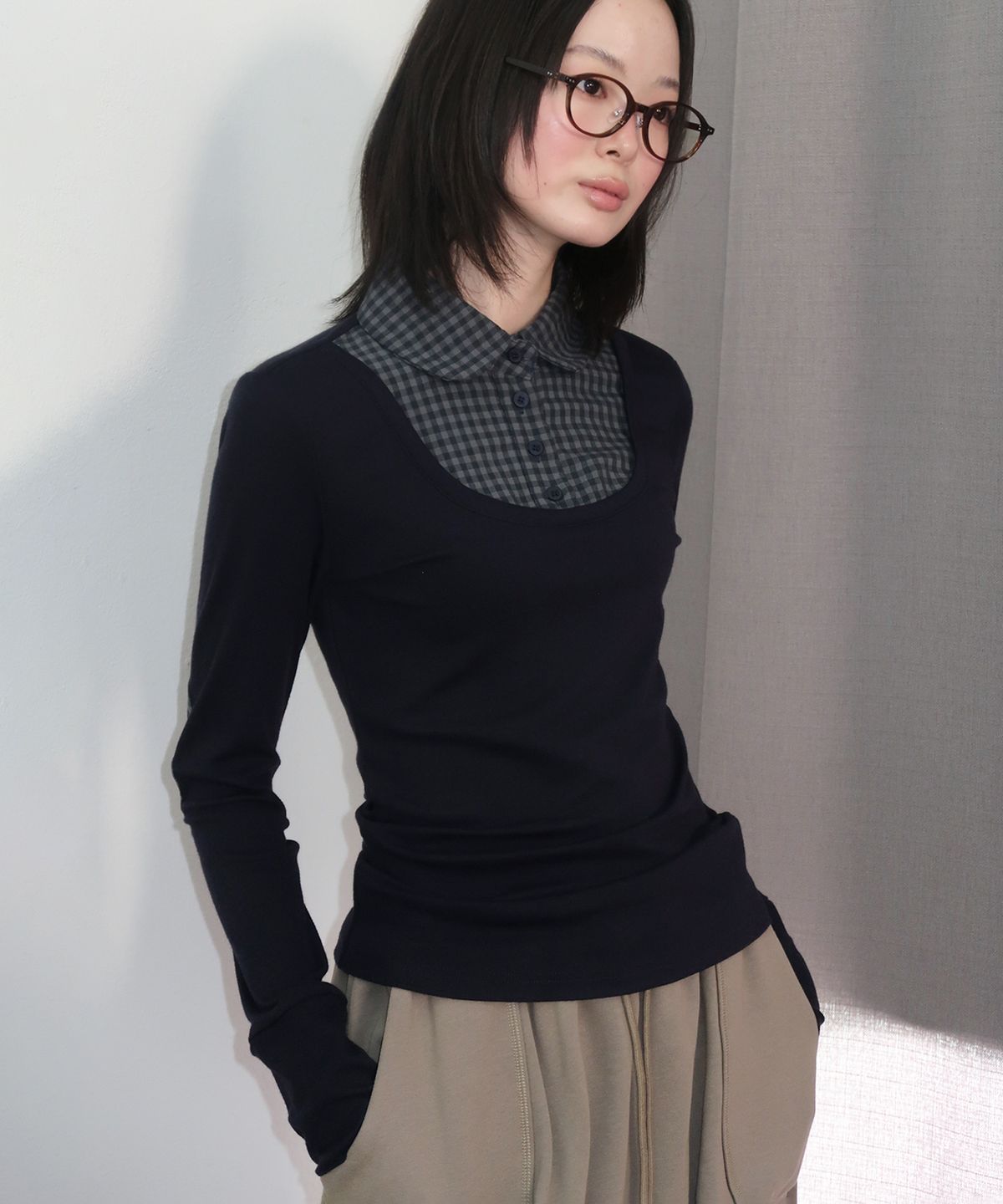 썸플레이스(SOME PLACE) 체크 배색 셔츠 레이어드 포인트 스퀘어넥 슬림핏 롱슬리브 카라 티셔츠 [네이비]