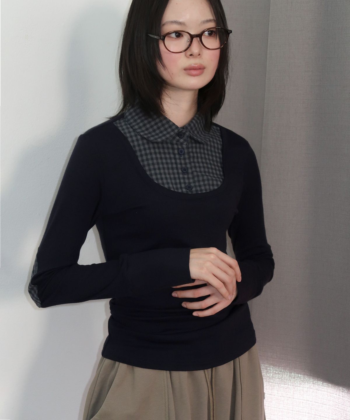 썸플레이스(SOME PLACE) 체크 배색 셔츠 레이어드 포인트 스퀘어넥 슬림핏 롱슬리브 카라 티셔츠 [네이비]