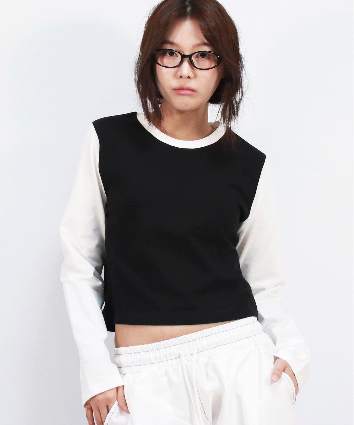 드마크(DEMARC) COLOR-BLOCK SEMI-CROP LONG SLEEVE TEE -  Black&White