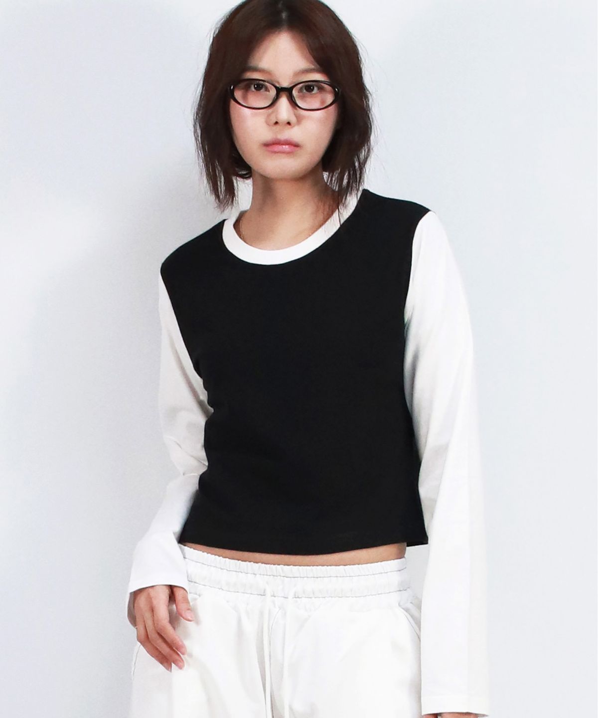 드마크(DEMARC) COLOR-BLOCK SEMI-CROP LONG SLEEVE TEE -  Black&White