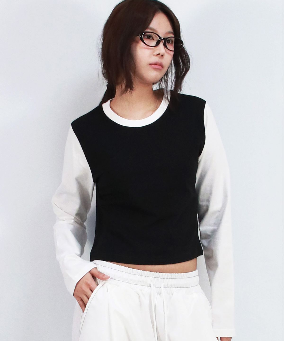 드마크(DEMARC) COLOR-BLOCK SEMI-CROP LONG SLEEVE TEE -  Black&White