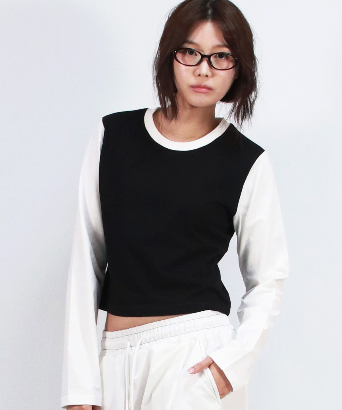 드마크(DEMARC) COLOR-BLOCK SEMI-CROP LONG SLEEVE TEE -  Black&White