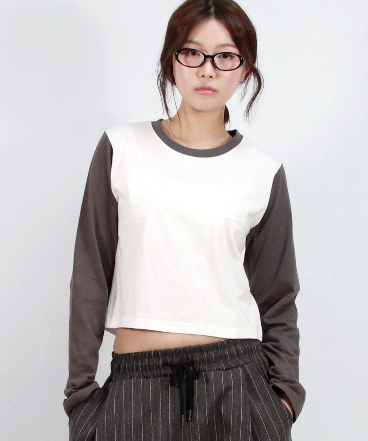 드마크(DEMARC) COLOR-BLOCK SEMI-CROP LONG SLEEVE TEE -  White&Charcoal