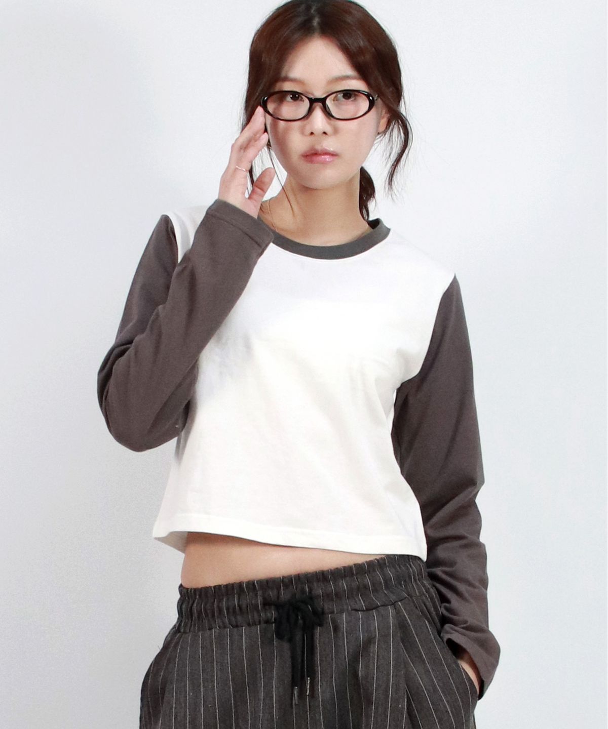 드마크(DEMARC) COLOR-BLOCK SEMI-CROP LONG SLEEVE TEE -  White&Charcoal