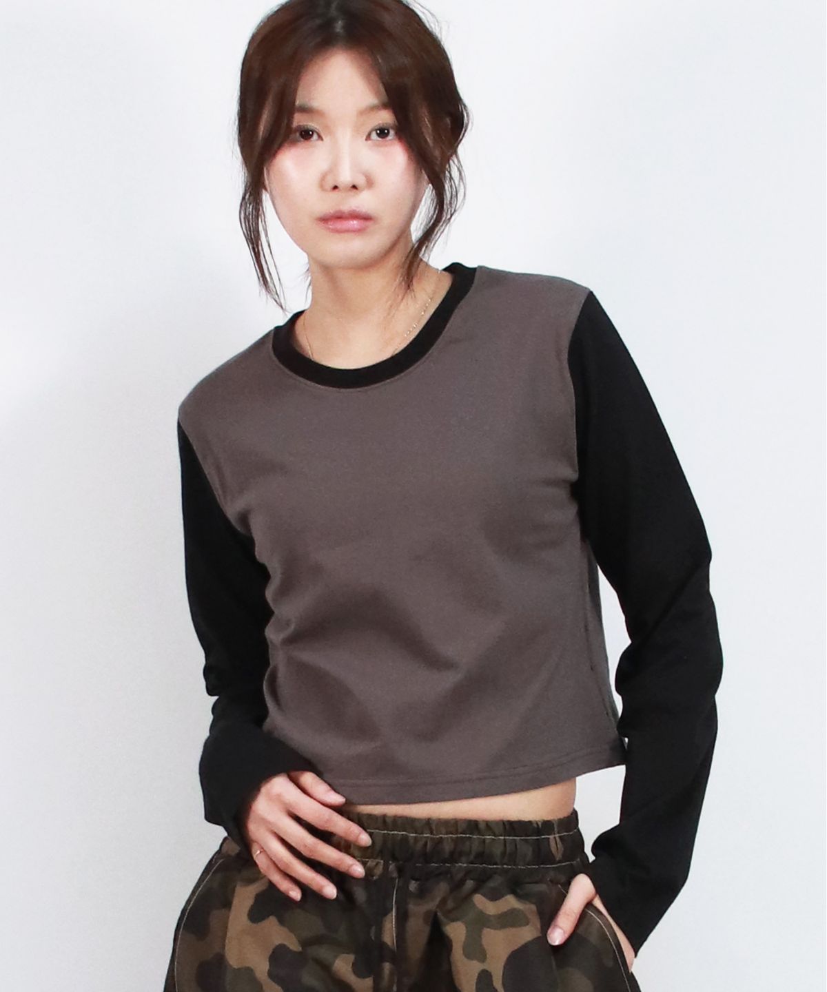 드마크(DEMARC) COLOR-BLOCK SEMI-CROP LONG SLEEVE TEE -  Charcoal&Black