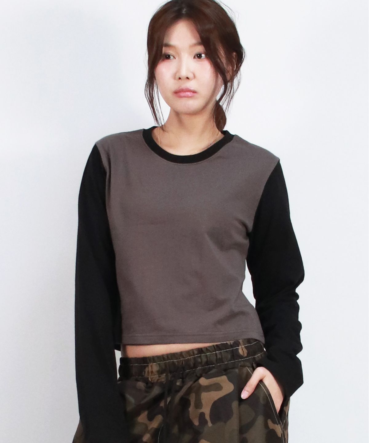 드마크(DEMARC) COLOR-BLOCK SEMI-CROP LONG SLEEVE TEE -  Charcoal&Black