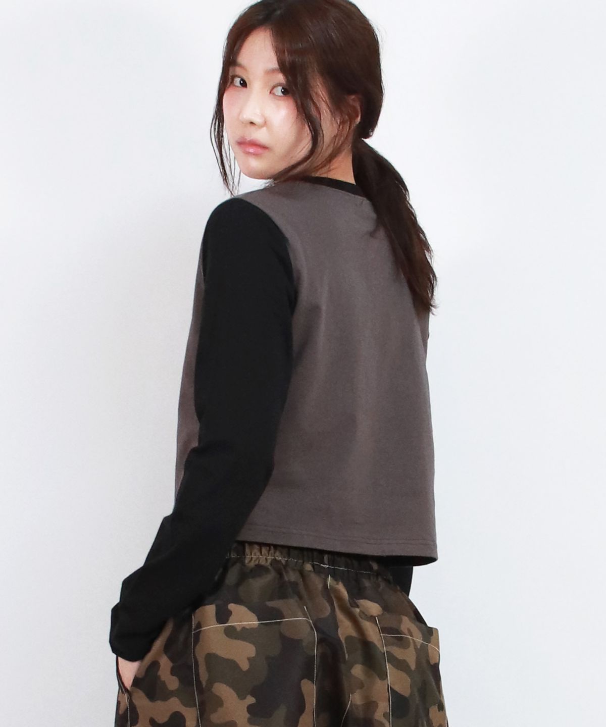 드마크(DEMARC) COLOR-BLOCK SEMI-CROP LONG SLEEVE TEE -  Charcoal&Black