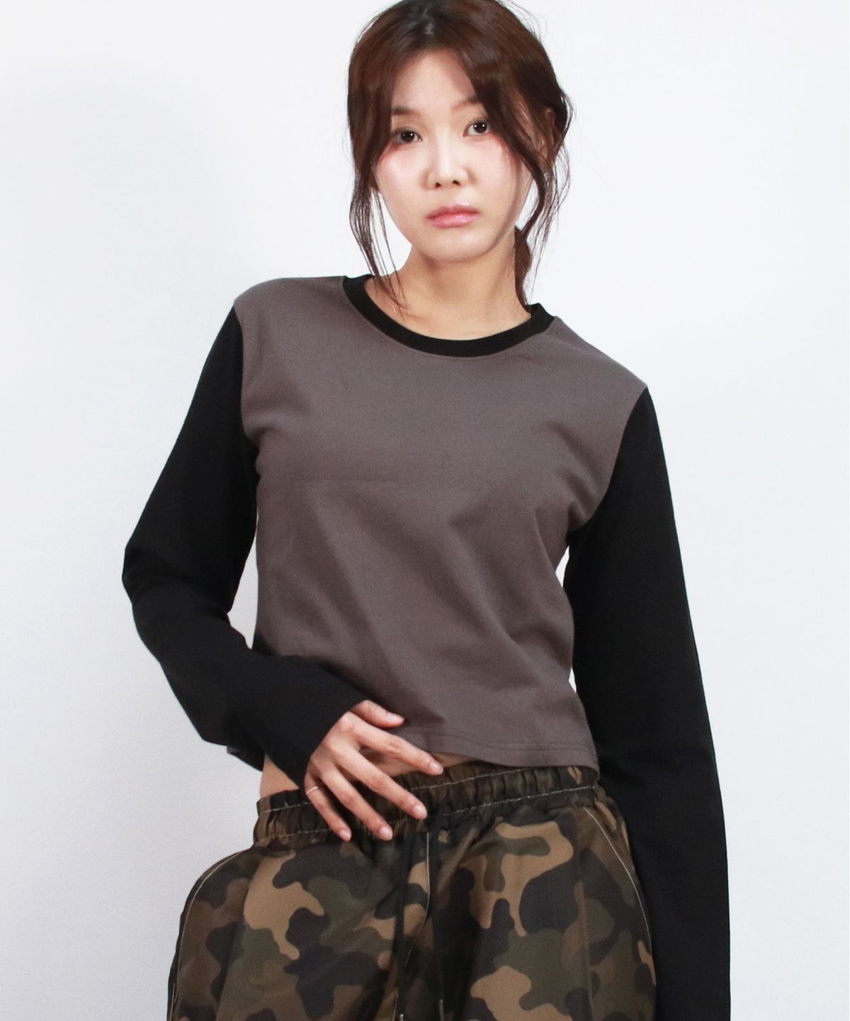 드마크(DEMARC) COLOR-BLOCK SEMI-CROP LONG SLEEVE TEE -  Charcoal&Black