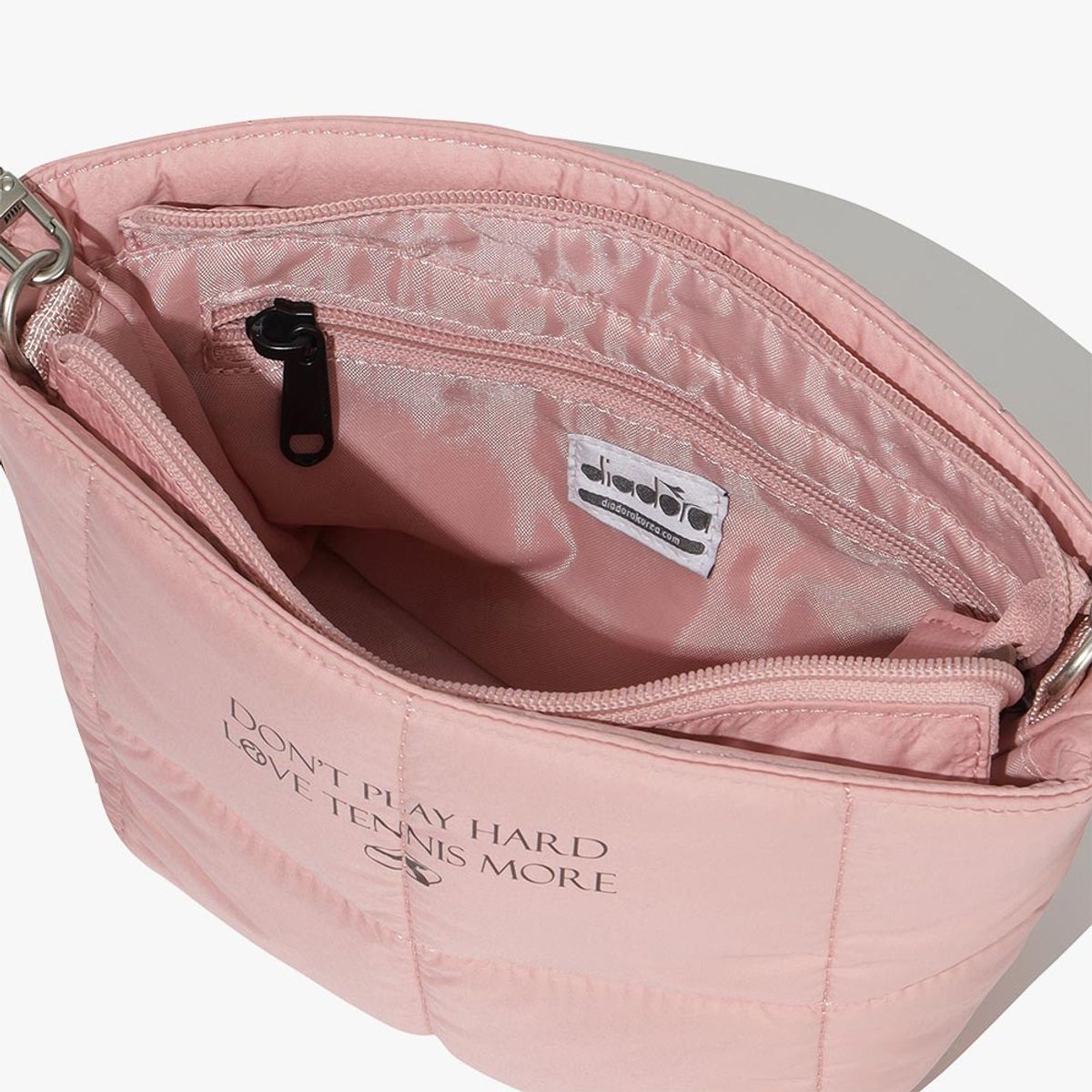 디아도라(diadora) 포르테 패디드 미니백 LIGHT PINK