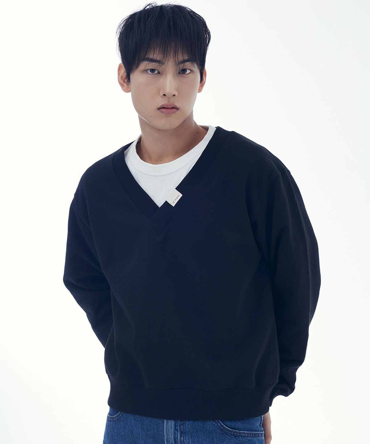 타이투진(TIE TO JEAN) 브이넥 백 턱 스웻셔츠 블랙