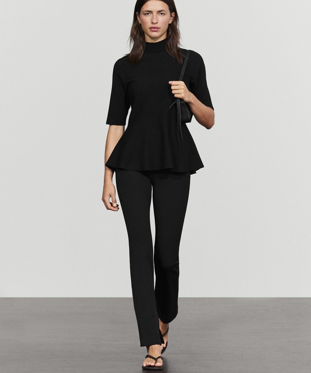 마시모두띠(MASSIMO DUTTI) 페플럼 디테일 니트 탑