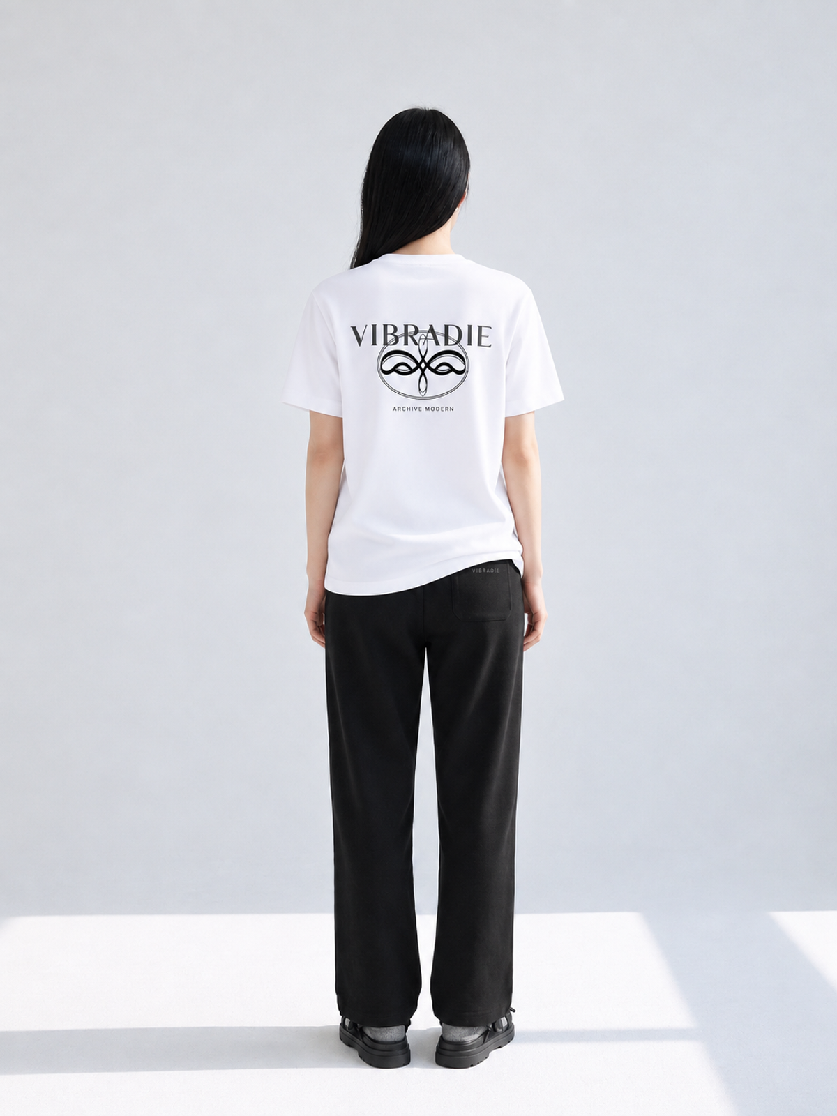 바이브라디(VIBRADIE) VB 로고 반팔 티셔츠 WH