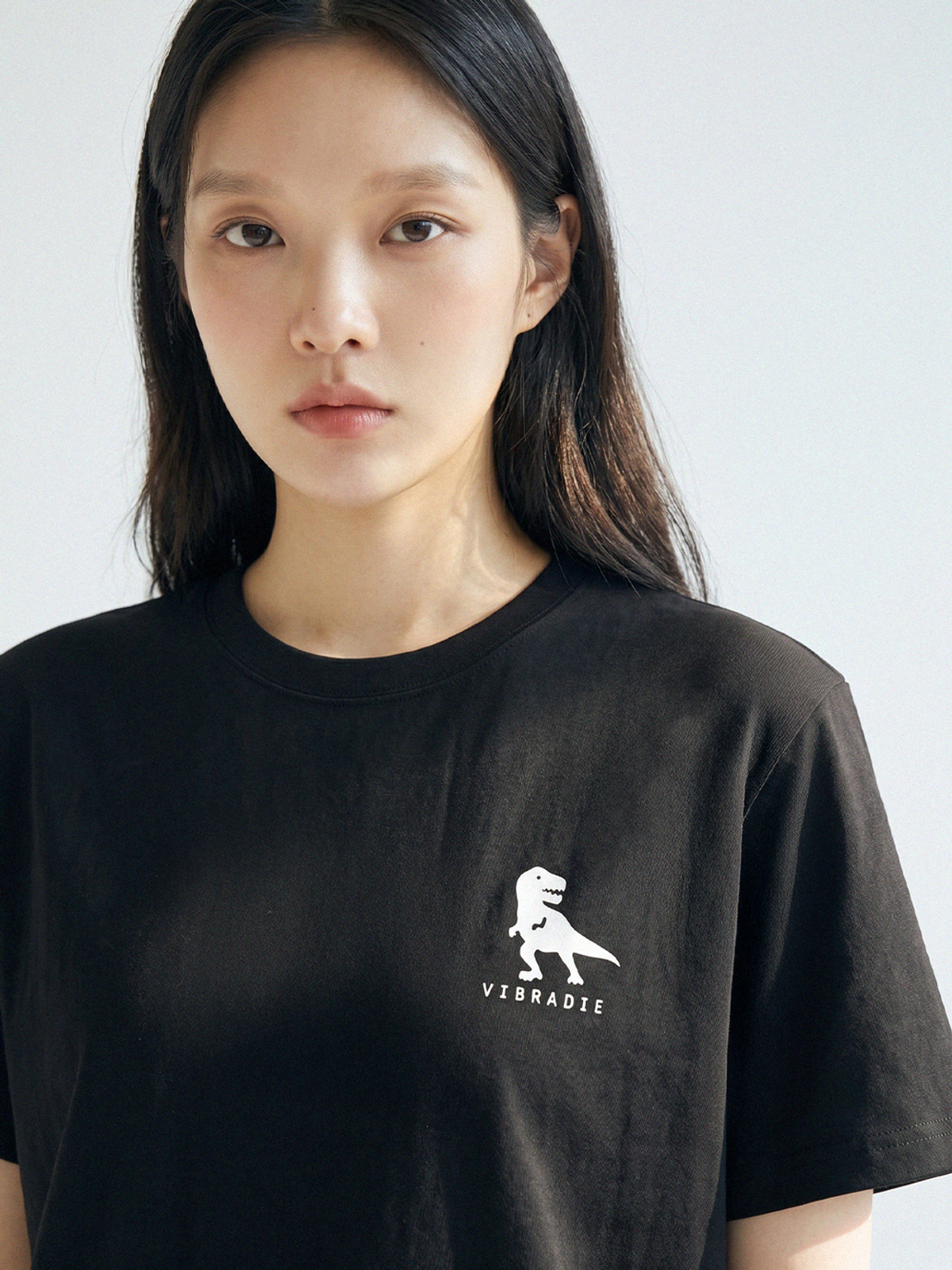 바이브라디(VIBRADIE) 공룡 심볼 반팔 티셔츠 BK