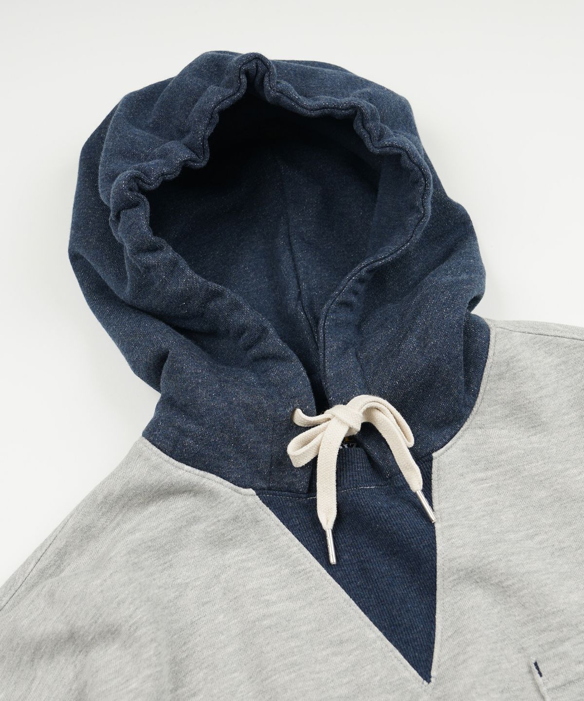 프리즘웍스(FRIZMWORKS) COLOR BLOCK POCKET HOODY _ NAVY