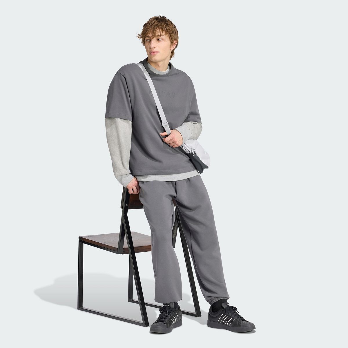 아디다스(ADIDAS) 소프트 럭스 그래픽 티 - 그레이 / KR1352