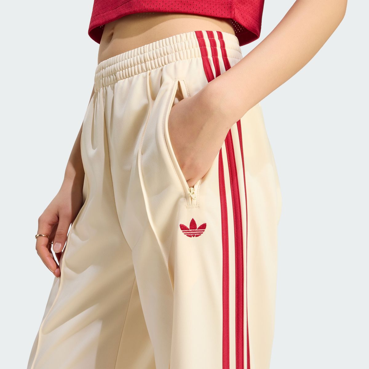 아디다스(ADIDAS) 파이어버드 루즈 트랙 팬츠 - 원바닐라:팀빅토리레드 / KS4671