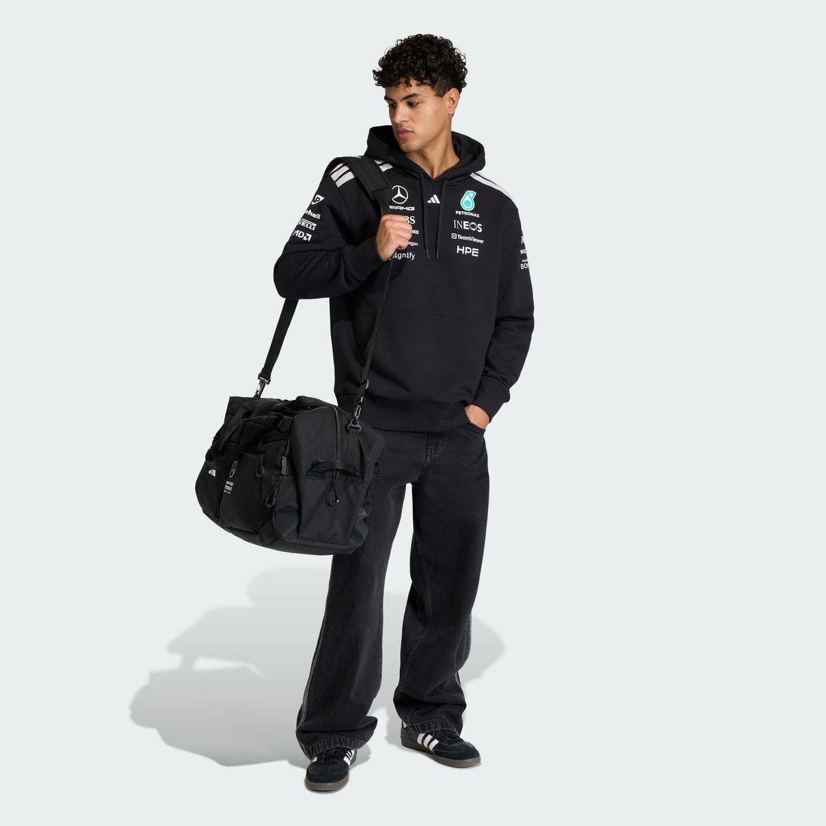 아디다스(ADIDAS) 메르세데스 AMG F1 팀 드라이버 후드 스웨트셔츠 - 블랙 / KF0166