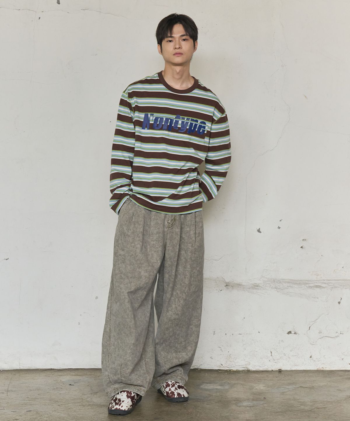 논타입(NONTYPE) MISFIT PATCH STRIPE LONG SLEEVE TEE (BROWN)
