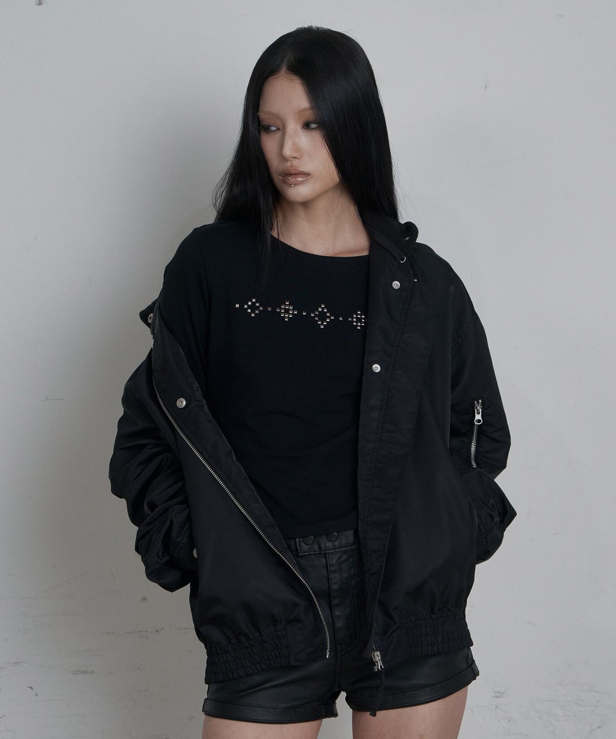 큐리티(CURETTY) C SQUARE STUD SLIM FIT T-SHIRT_BLACK