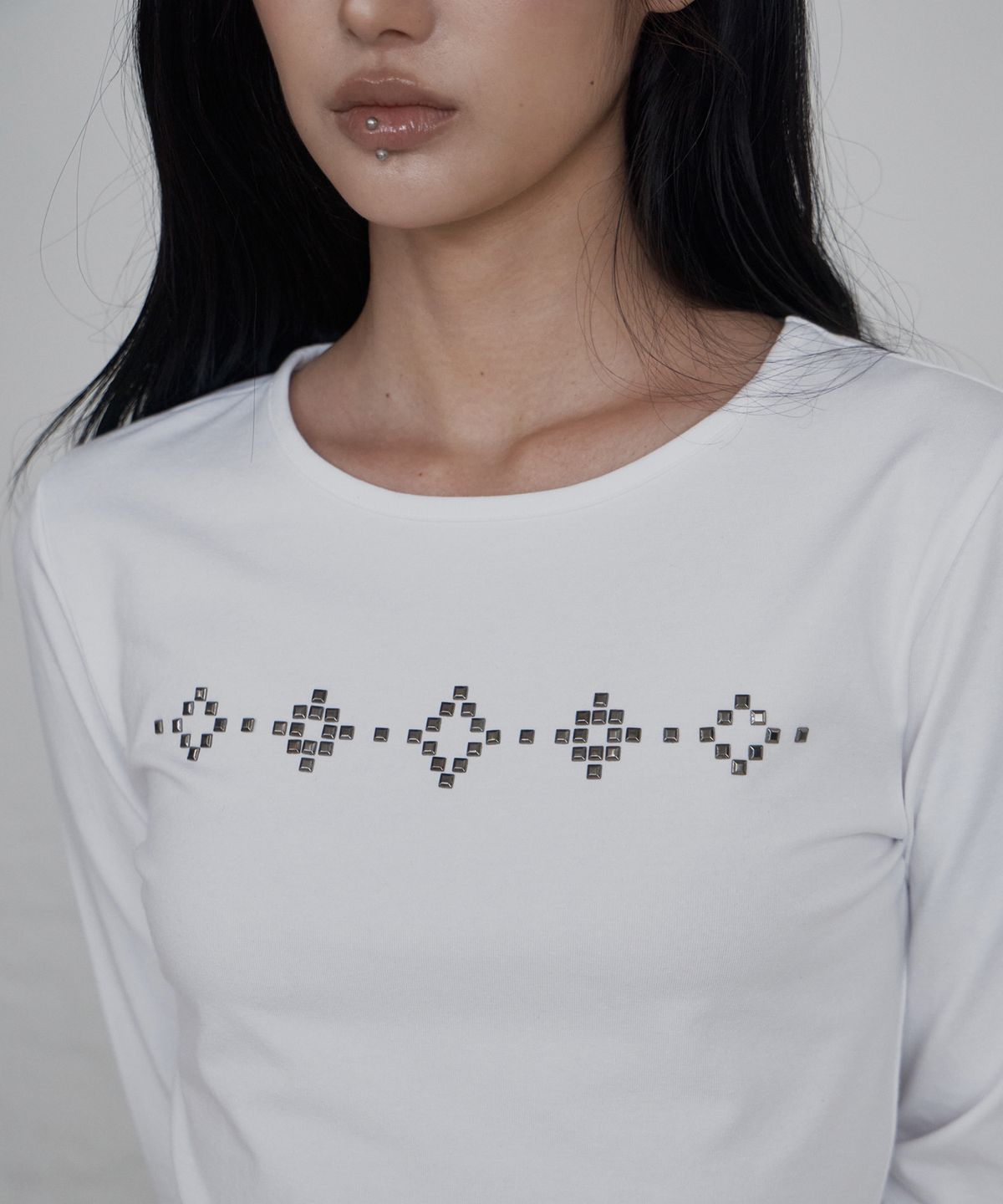 큐리티(CURETTY) C SQUARE STUD SLIM FIT T-SHIRT_WHITE