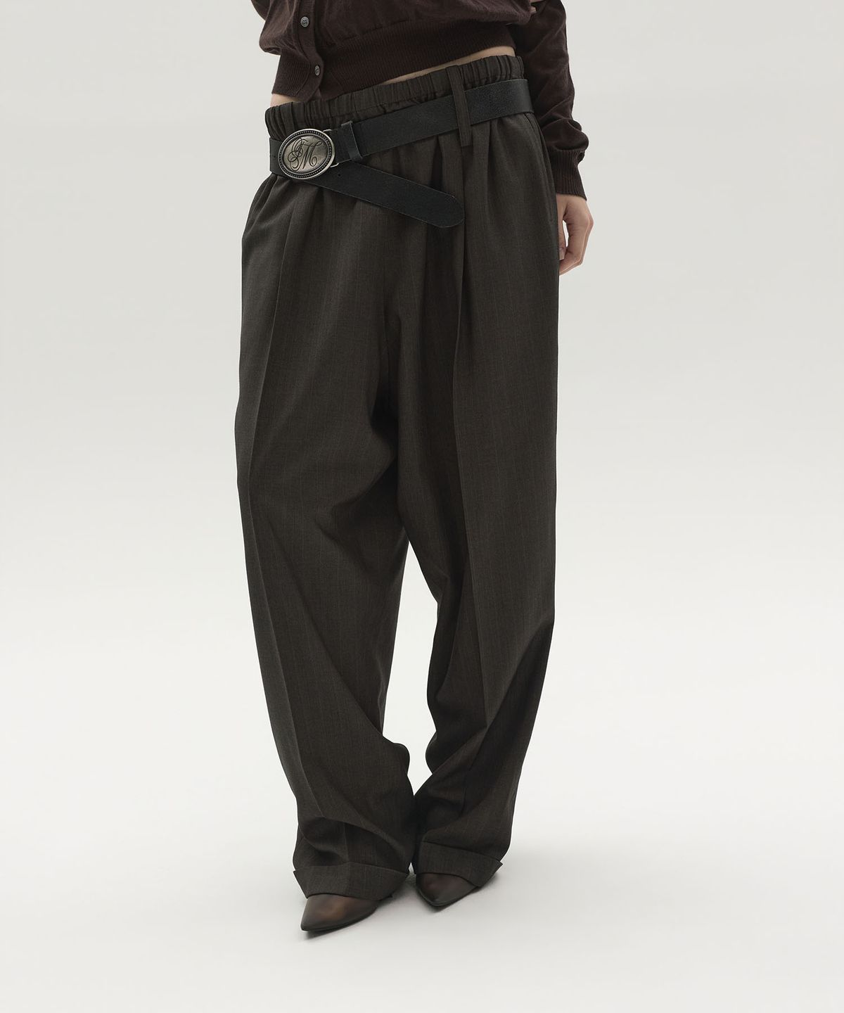 엘씨디씨티엠(LCDC™) TAILORED PINSTRIPE JOGGER PANTS (BROWN)