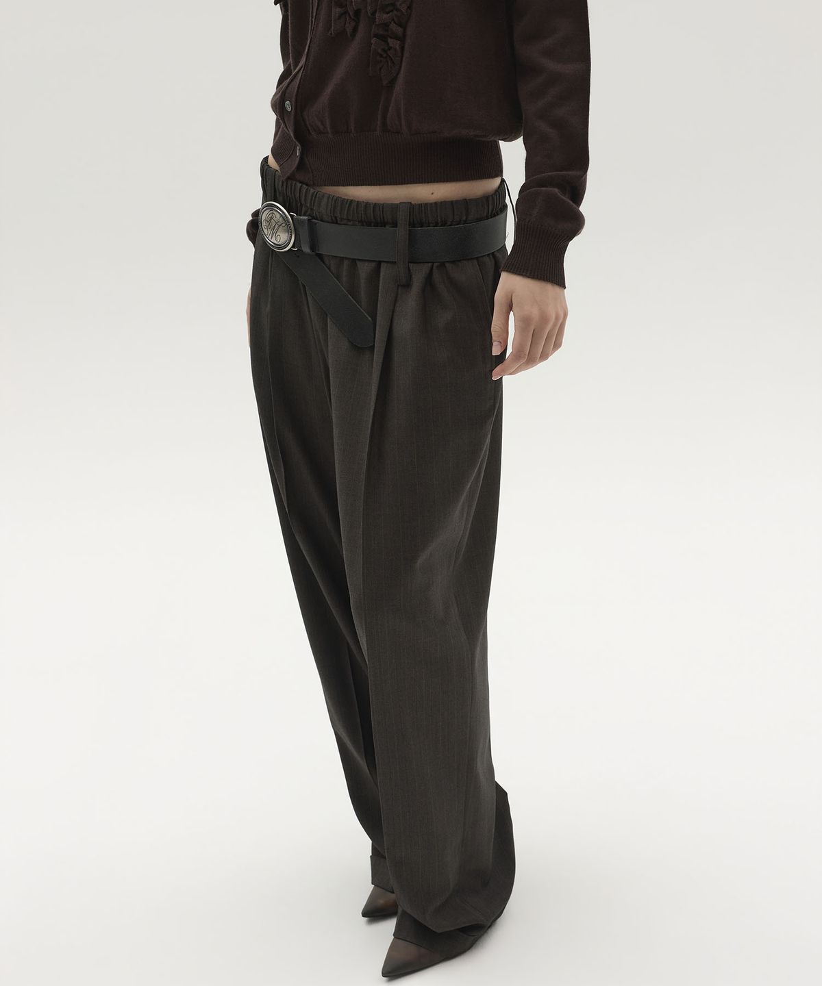 엘씨디씨티엠(LCDC™) TAILORED PINSTRIPE JOGGER PANTS (BROWN)