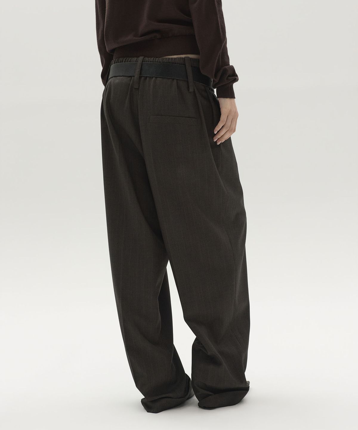 엘씨디씨티엠(LCDC™) TAILORED PINSTRIPE JOGGER PANTS (BROWN)