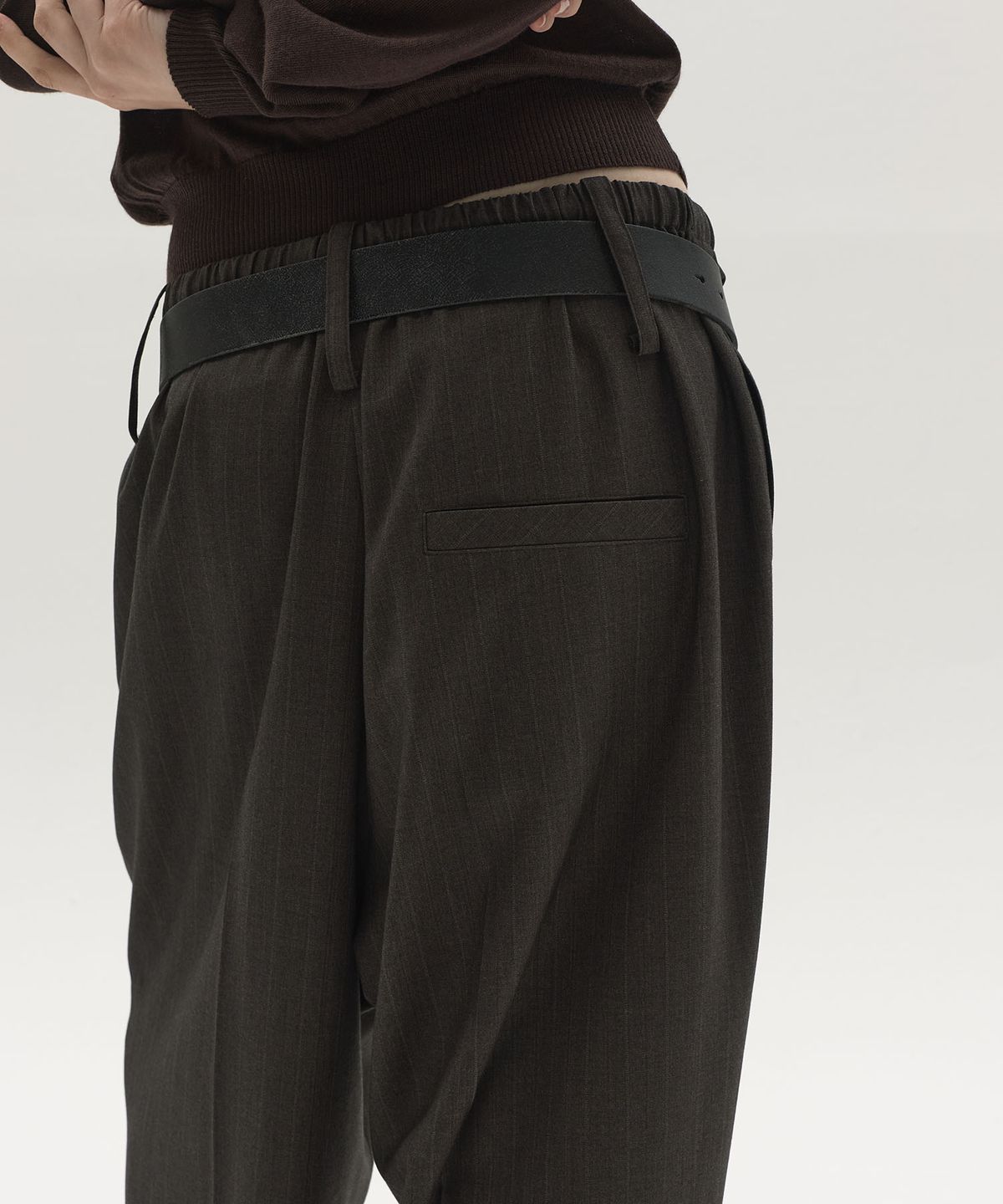 엘씨디씨티엠(LCDC™) TAILORED PINSTRIPE JOGGER PANTS (BROWN)