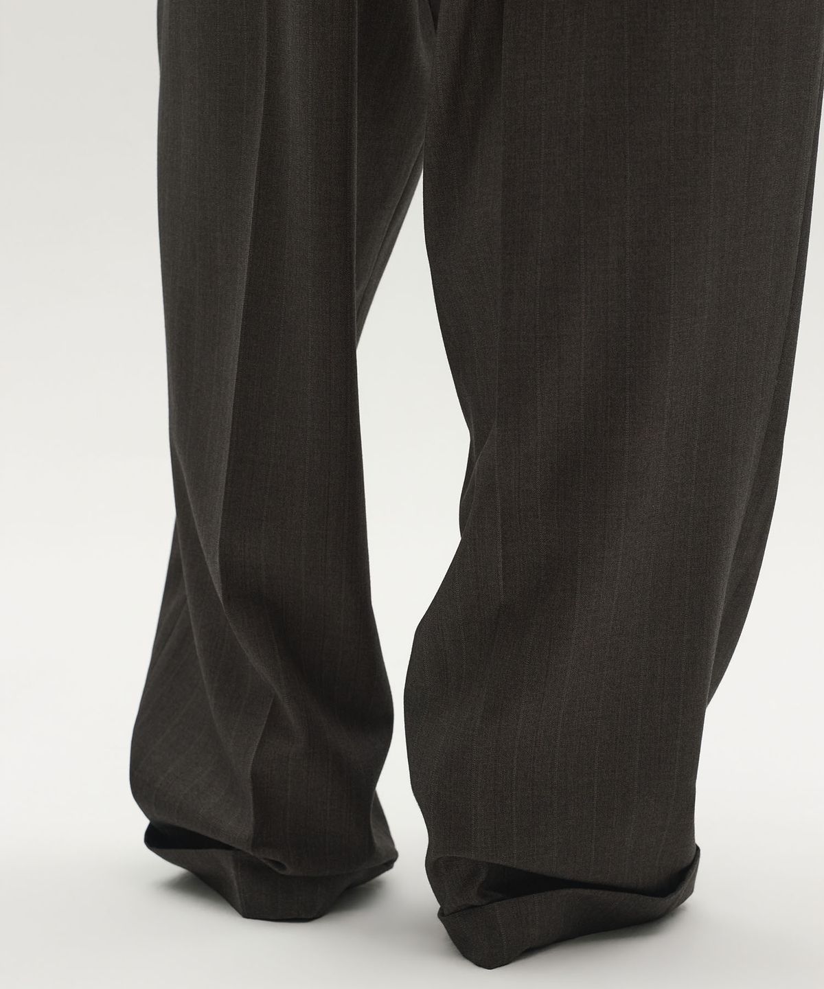 엘씨디씨티엠(LCDC™) TAILORED PINSTRIPE JOGGER PANTS (BROWN)