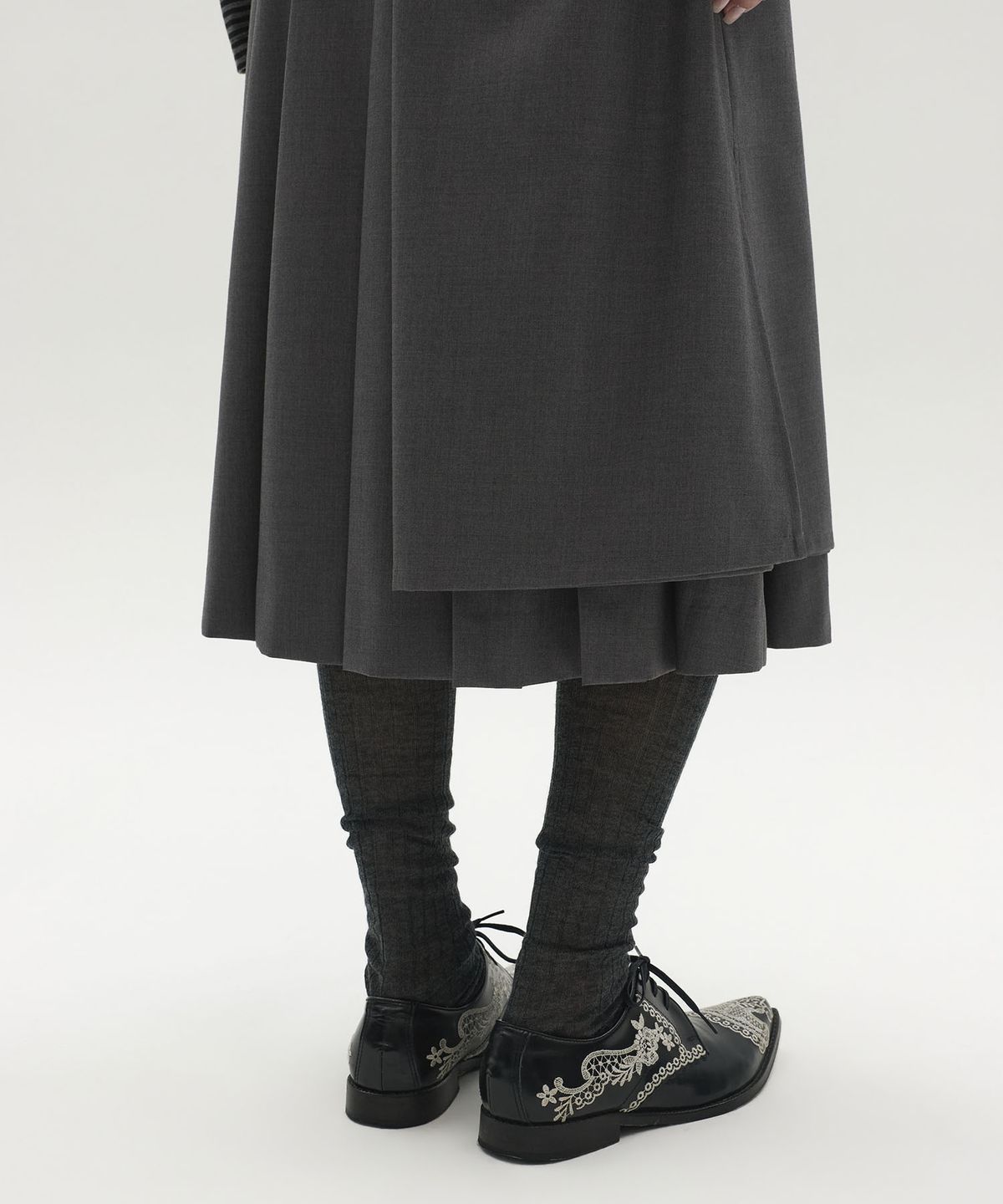 엘씨디씨티엠(LCDC™) LAYERED PLEATED MIDI SKIRT (GREY)